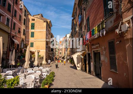 Vernazza, Italia - 10 agosto 2024: Vedute lungo via Roma nel cuore di Vernazza. Foto Stock
