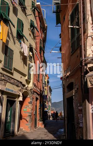 Vernazza, Italia - 10 agosto 2024: Vedute lungo via Roma nel cuore di Vernazza. Foto Stock