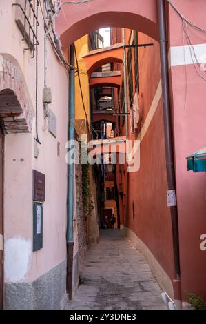 Vernazza, Italia - 10 agosto 2024: Vicoli stretti nel cuore di Vernazza. Foto Stock