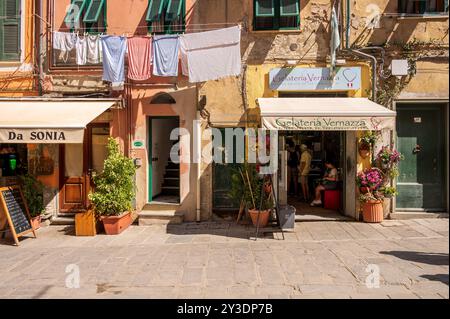 Vernazza, Italia - 10 agosto 2024: Vedute lungo via Roma nel cuore di Vernazza. Foto Stock