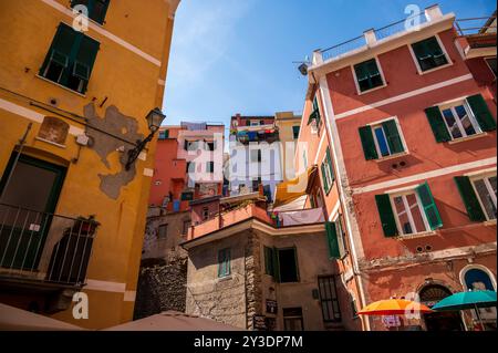 Vernazza, Italia - 10 agosto 2024: Vedute lungo via Roma nel cuore di Vernazza. Foto Stock