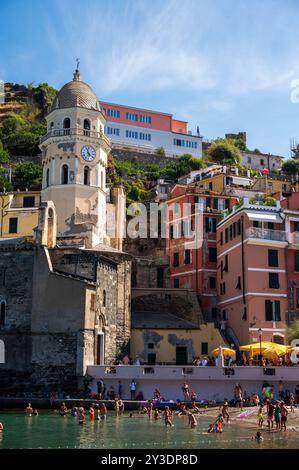 Vernazza, Italia - 10 agosto 2024: Chiesa di Santa Margherita d'Antiochia nel cuore di Vernazza. Foto Stock