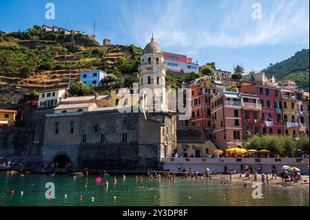 Vernazza, Italia - 10 agosto 2024: Chiesa di Santa Margherita d'Antiochia nel cuore di Vernazza. Foto Stock