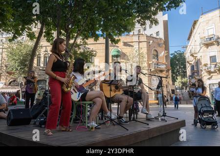 Gerusalemme, Israele - 18 luglio 2024: Un gruppo di musicisti di strada che suonano nel centro di Gerusalemme, Israele, in una soleggiata giornata estiva. Foto Stock