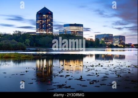 Bloomington, Minnesota, Stati Uniti, paesaggio urbano sul lago Normandale all'alba. Foto Stock