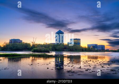 Bloomington, Minnesota, Stati Uniti, paesaggio urbano sul lago Normandale all'alba. Foto Stock