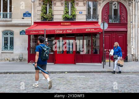 Esterno del ristorante italiano "Terra Nera", famoso per essere stato il luogo delle riprese della serie di successo Netflix "Emily in Paris". Foto Stock