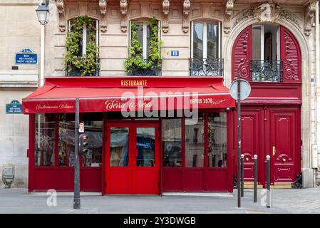 Esterno del ristorante italiano "Terra Nera" a Place de l'Estrapade, una location per le riprese della serie Netflix "Emily in Paris". Parigi, Francia Foto Stock