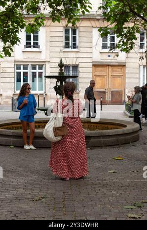 I turisti visitano Place de l'Estrapade, una location per le riprese della serie di successo Netflix "Emily in Paris". Parigi, Francia, 23 agosto 2024. Foto Stock