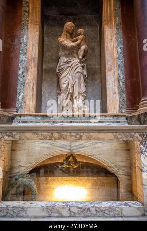 Roma, Italia - 15 agosto 2024: Tomba di Raffaello all'interno del Pantheon a Roma, il famoso tempio costruito da Adriano nel 126 d.C. Foto Stock