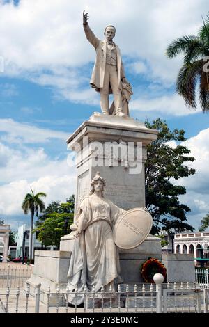 Statua di Jose Marti, eroe dell'indipendenza di Cuba del XIX secolo e scrittore latino-americano, nel parco nel centro della città, Cienfuegos, Cuba, 2024. Foto Stock