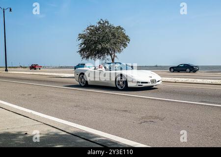 Gulfport, MS - 4 ottobre 2023: Vista ad angolo anteriore grandangolare di una Chevrolet Corvette Convertible del 2000 in una mostra automobilistica locale. Foto Stock