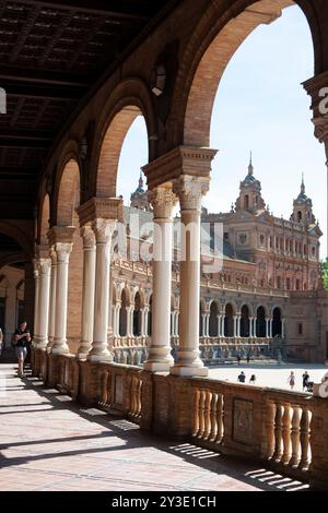 Plaza de Espa&#xf1;a nel Parco Maria Luisa, costruito nel 1928 con un mix di stili architettonici regionali per l'esposizione Ibero-americana del 1929 e un importante punto di riferimento della città, Siviglia, Spagna. Foto Stock