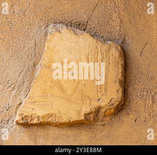 Egitto, Saqqara Sud, re Pepi II tempio funerario sollievo: Una dea che munge il re. Foto Stock