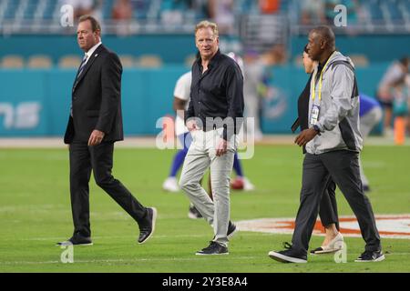 Miami Gardens, Florida USA; il Commissario Roger Goodell attraversa il campo prima di una partita della NFL tra i Miami Dolphins e i Buffalo Bills su Thu Foto Stock