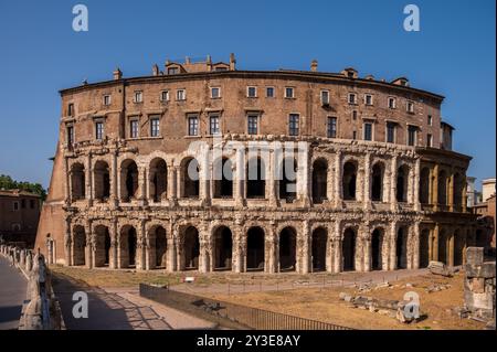 Il Tetatre di Marcello, un teatro romano iniziato da Giulio Cesare e antecedente al Colosseo. Foto Stock