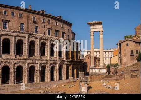 Il Tetatre di Marcello, un teatro romano iniziato da Giulio Cesare e antecedente al Colosseo. Foto Stock