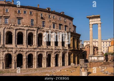 Il Tetatre di Marcello, un teatro romano iniziato da Giulio Cesare e antecedente al Colosseo. Foto Stock