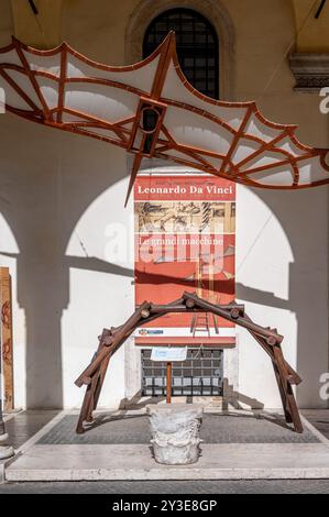 Roma, Italia - 14 agosto 2024: Cortile del Palazzo della Cancelleria e ingresso al Museo Leonardo da Vinci. Foto Stock