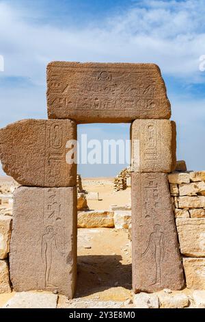 Egitto, Saqqara Sud, complesso funerario di re Pepi II, porta della regina Iput. Foto Stock