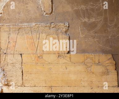 Egitto, Saqqara Sud, re Pepi II tempio funerario sollievo: Una dea che munge il re. Foto Stock