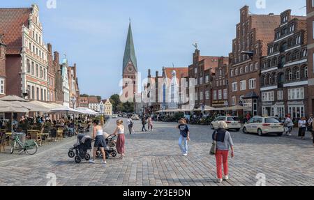 11 agosto 2024, bassa Sassonia, Lüneburg: Vista dalla piazza Am Sande alla chiesa di San Giovanni. Foto: Markus Scholz/dpa Foto Stock
