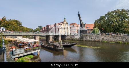 11 agosto 2024, bassa Sassonia, Lüneburg: Vista dallo Stintmarkt attraverso l'Ilmenau fino alla vecchia gru nel porto di Lüneburg. Foto: Markus Scholz/dpa Foto Stock