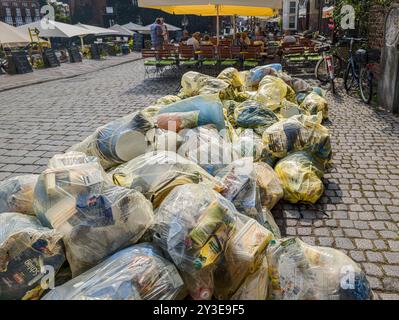 11 agosto 2024, bassa Sassonia, Lüneburg: Gli imballaggi leggeri della cucina di un ristorante sono in attesa di essere ritirati in sacchetti gialli. Foto: Markus Scholz/dpa Foto Stock