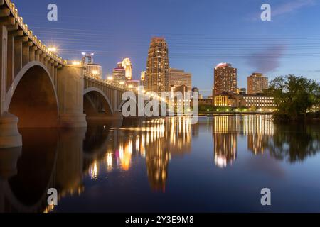 Skyline del centro di Minneapolis, Minnesota, Stati Uniti sul fiume Mississippi con il Third Avenue Bridge al crepuscolo. Foto Stock