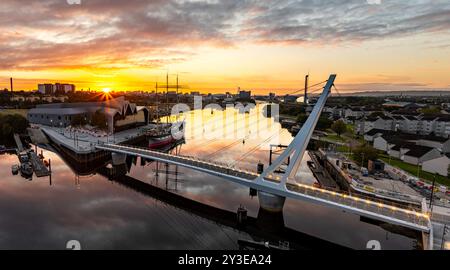 Nuovo ponte sul fiume Clyde tra Govan e il River Side Museum, Glasgow, Scozia Foto Stock