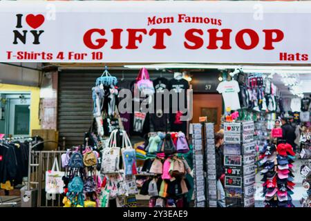 New York, Stati Uniti - 13 settembre 2024: Questa immagine cattura l'atmosfera vivace di un negozio di articoli da regalo a Chinatown, New York. La vetrina è piena Foto Stock