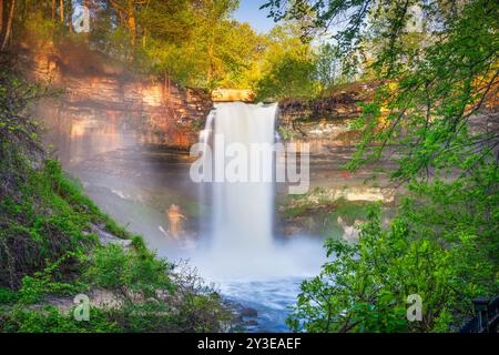 Minnehaha Falls a Minneapolis, Minnesota, USA durante una mattina d'estate. Foto Stock