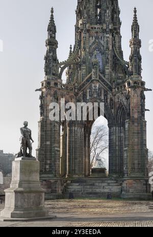 Edimburgo, Scozia - 16 gennaio 2024 - la statua dell'esploratore David Livingstone di fronte al monumento Scott è un monumento gotico vittoriano a Princes Foto Stock