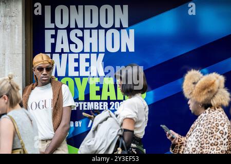 Londra, Regno Unito. 13 settembre 2024. Fashionistas fuori 180 The Strand, dove le presentazioni delle sfilate di moda si svolgono durante la London Fashion Week, che celebra il suo 40° anniversario. Crediti: Stephen Chung / Alamy Live News Foto Stock