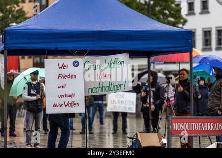 Cottbus, Germania. 13 settembre 2024. I manifestanti stanno sul Cottbus Altmarkt durante una campagna elettorale del ministro degli Esteri federale Baerbock. Crediti: Frank Hammerschmidt/dpa/Alamy Live News Foto Stock