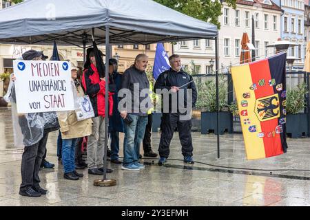 Cottbus, Germania. 13 settembre 2024. I manifestanti stanno sul Cottbus Altmarkt durante una campagna elettorale del ministro degli Esteri federale Baerbock. Crediti: Frank Hammerschmidt/dpa/Alamy Live News Foto Stock