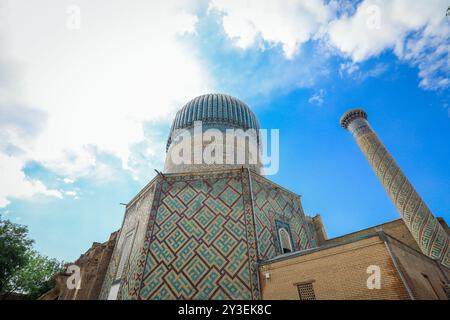 Vista esterna del mausoleo di Gur-e Amir del conquistatore turco-mongolo Tamerlano a Samarcanda, Uzbekistan Foto Stock