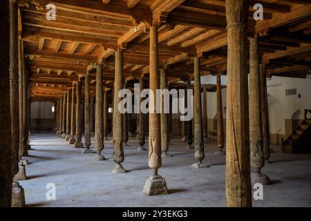 Uzbekistan, Khiva - 10 maggio 2019: Vista ravvicinata sul modello di legno della Moschea di Djuma a Khiva Foto Stock