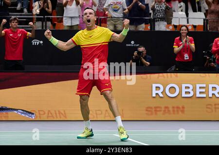 Valencia, Spagna. 13 settembre 2024. VALENCIA, SPAGNA - 13 SETTEMBRE: Lo spagnolo Roberto Bautista Agut celebra alla folla la sua vittoria contro la francese Arthur Fils durante la fase a gironi 2024 della Coppa Davis nella partita di Valencia tra Francia e Spagna a Pabellon Fuente De San Luis il 13 settembre 2024 a Valencia, Spagna. (Foto di Francisco Macia/Photo Players Images/Magara Press) crediti: Magara Press SL/Alamy Live News Foto Stock