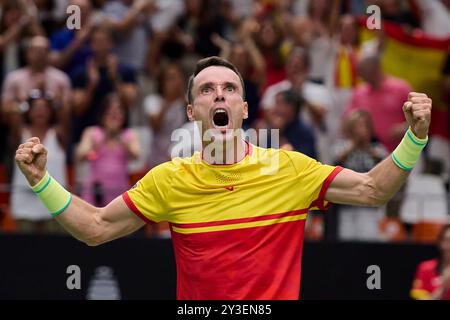 Valencia, Spagna. 13 settembre 2024. VALENCIA, SPAGNA - 13 SETTEMBRE: Lo spagnolo Roberto Bautista Agut celebra alla folla la sua vittoria contro la francese Arthur Fils durante la fase a gironi 2024 della Coppa Davis nella partita di Valencia tra Francia e Spagna a Pabellon Fuente De San Luis il 13 settembre 2024 a Valencia, Spagna. (Foto di Francisco Macia/Photo Players Images/Magara Press) crediti: Magara Press SL/Alamy Live News Foto Stock