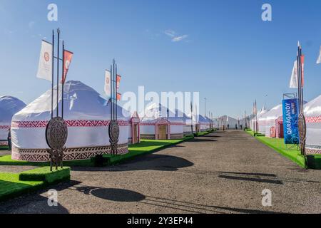 I tradizionali yurt kazaki, le storiche case di tende nomadi, ad Astana, in Asia centrale presso le strutture World Nomad Games. Foto Stock