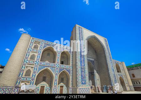 Bukhara, Uzbekistan - 10 maggio 2019: Principale Madrasa tradizionale della vecchia Bukhara Foto Stock