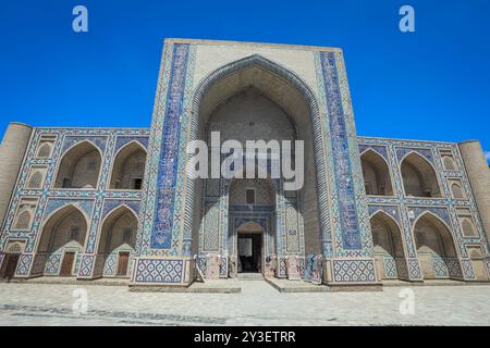 Bukhara, Uzbekistan - 10 maggio 2019: Principale Madrasa tradizionale della vecchia Bukhara Foto Stock