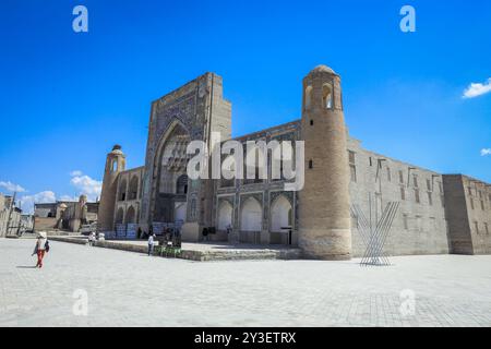 Bukhara, Uzbekistan - 10 maggio 2019: Principale Madrasa tradizionale della vecchia Bukhara Foto Stock