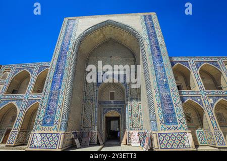 Bukhara, Uzbekistan - 10 maggio 2019: Principale Madrasa tradizionale della vecchia Bukhara Foto Stock