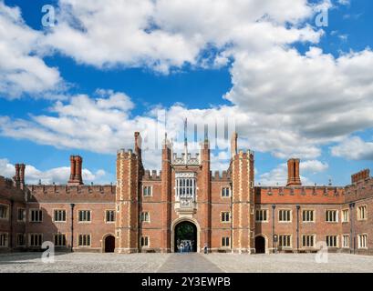 Hampton Court, Londra. L'ingresso principale da base Court, Hampton Court Palace, Richmond upon Thames, Londra, Inghilterra, REGNO UNITO Foto Stock