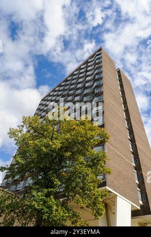 Basildon, Essex, Regno Unito - 11 settembre 2024: I residenti di Brook House, Basildon, sono destinati ad essere trasferiti in una sistemazione temporanea durante lavori di riparazione Foto Stock