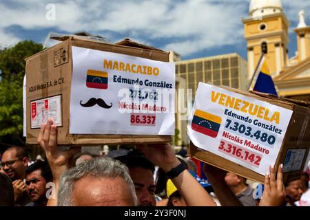 Maracaibo, Venezuela. 28-08-2024. I venezuelani partecipano a una manifestazione che mostra i registri di voto che mostrano Edmundo González come presidente eletto. Foto: Jose Bula Foto Stock