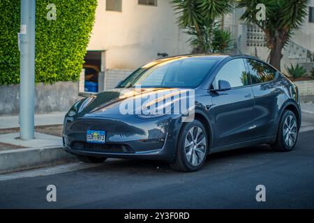 LOS ANGELES - 17 luglio 2024: Auto elettrica Tesla Model Y parcheggiata in City Street a West Hollywood, California al tramonto. Foto Stock