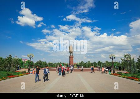 Uzbekistan, Samarcanda - 10 maggio 2019: Statua di Islam Karimov nel centro della città Foto Stock